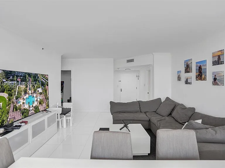 2000 Island Blvd #1108 — Photo 3