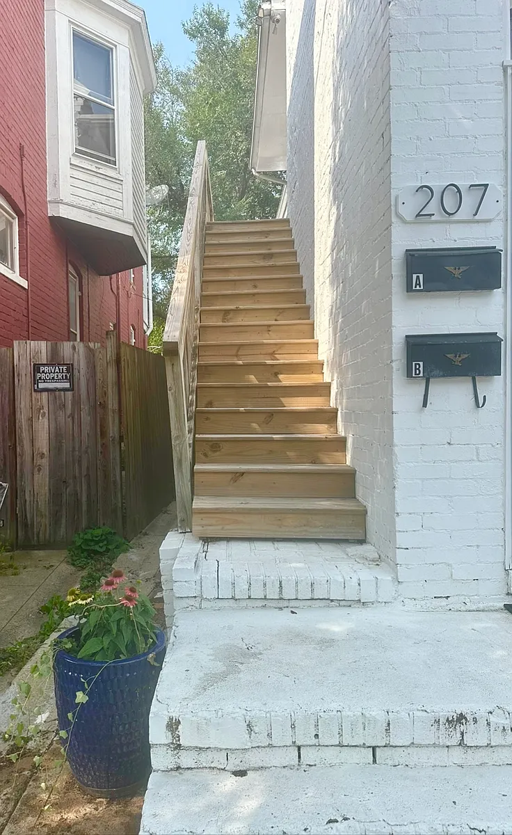 Building Photo - 207 W 5th St #B