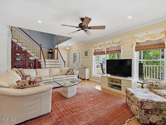 4th image of 103 SE 71st Street