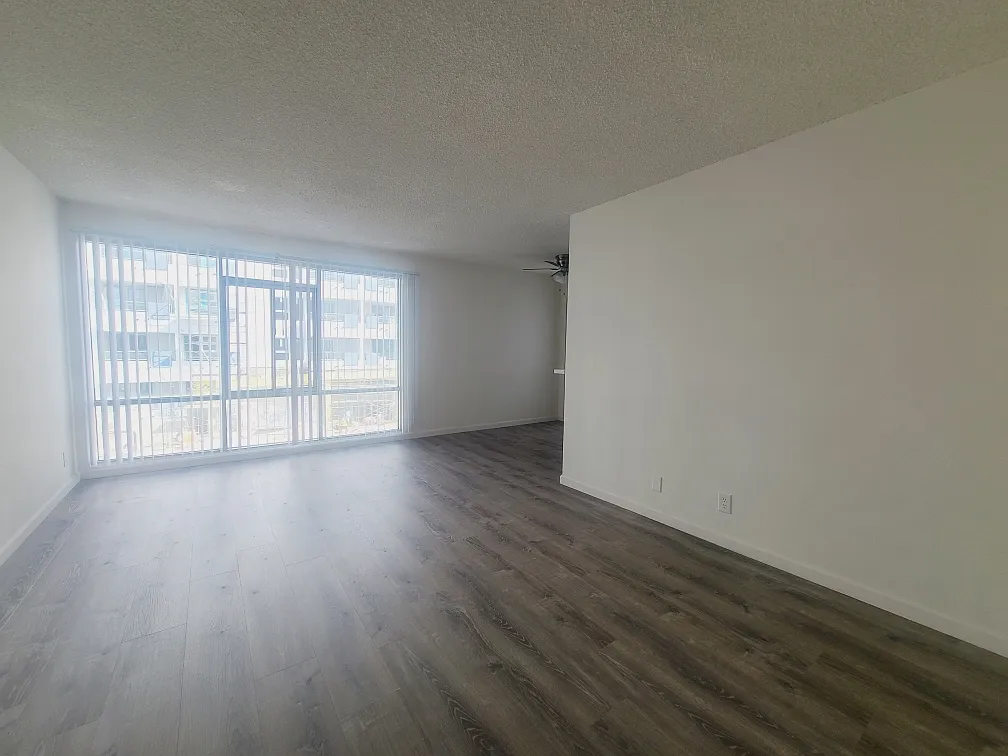 2 bed, 1000 sqft, $2,400 — Photo 1