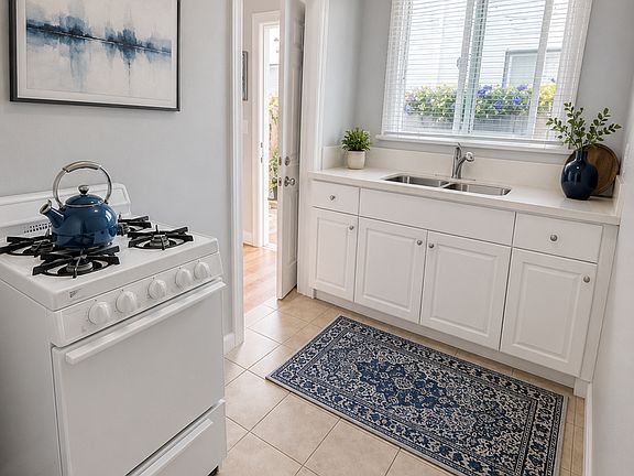 2nd image of 1021 Coronado Ave #5