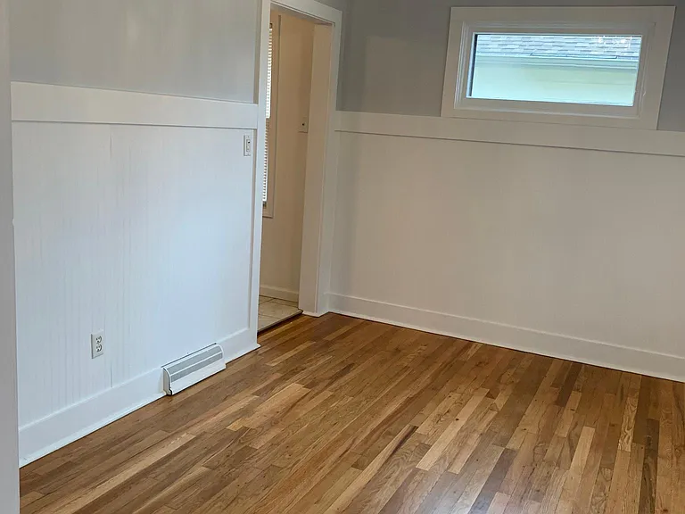 918 Batavia Ave — Photo 10