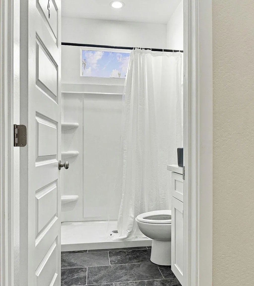 4 bed, 4.0 bath, 2200 sqft, $1,321 — Photo 3