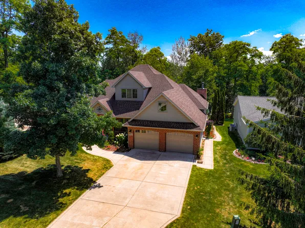 1658 Sunnyslope Dr, Crown Point, IN 46307