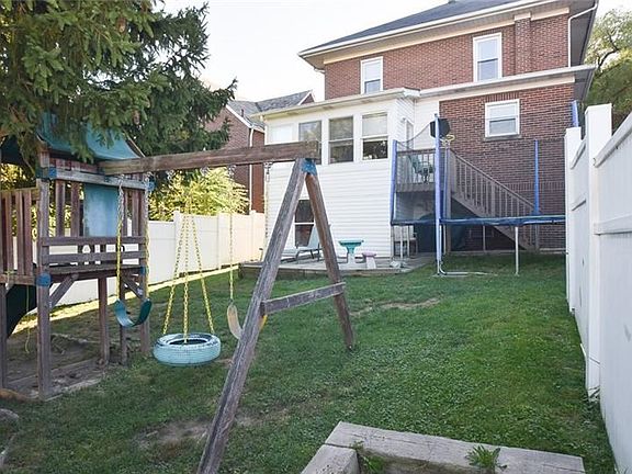 3rd image of 256 Hudson Ave