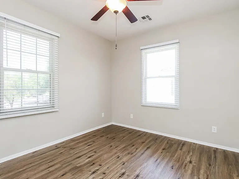 2121 E Huntington Dr — Photo 15