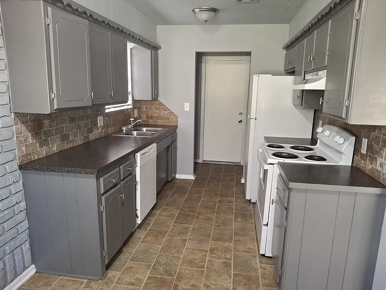 111 SE Coachman Dr — Photo 6