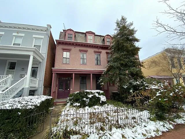 226 9th St SE photo 1