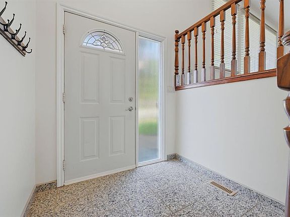 3rd image of 248 SW Parkland Cres SE