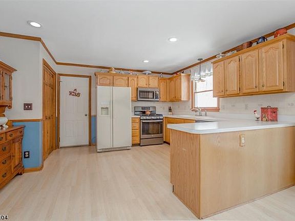 4th image of 14 Tudor Hill Dr