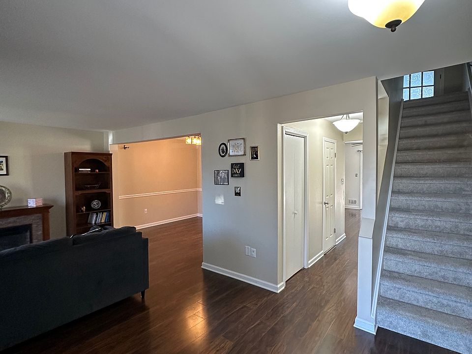 Large Entrance with view of open Livingroom space.