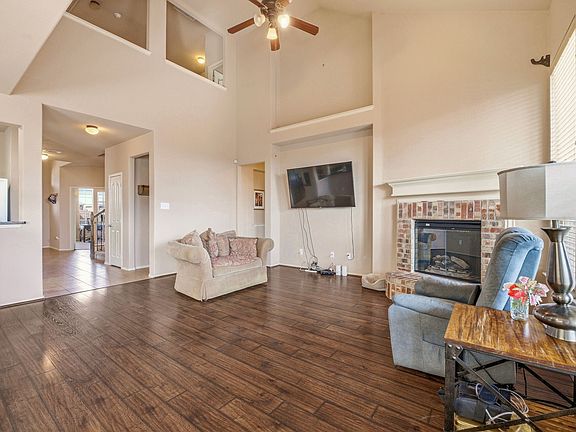 3rd image of 409 Crown Oaks Dr
