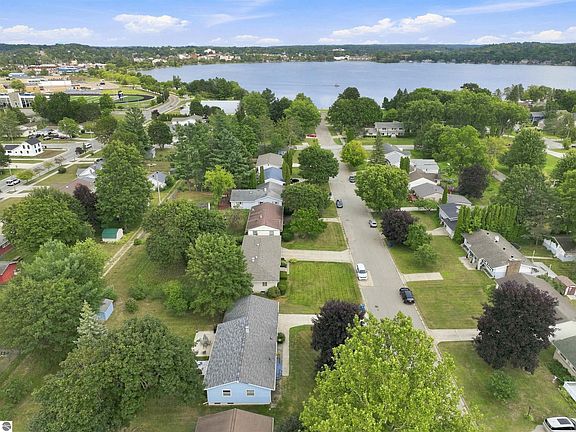 3rd image of 714 Sunset Ln