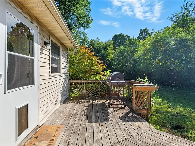 18 Maplewood Dr — Photo 36