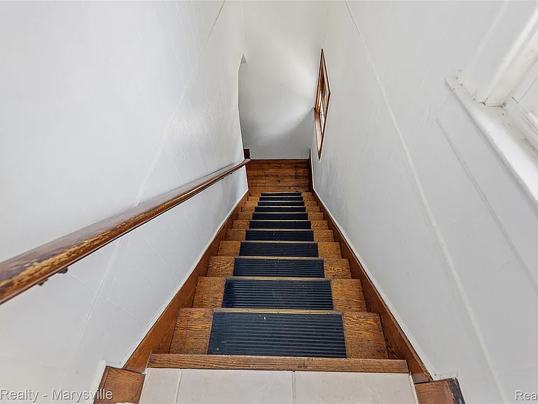 504 Clinton Ave — Photo 20