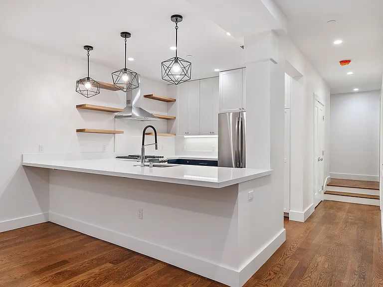 547 Union St — Photo 15