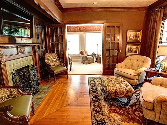 3rd image of 810 E Schantz Ave