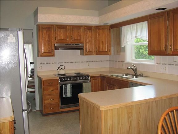 5th image of 429 Thrushwood Ln