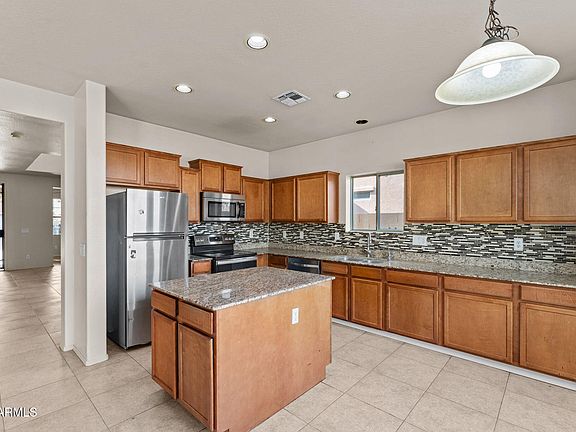 5th image of 440 W WISTERIA Place