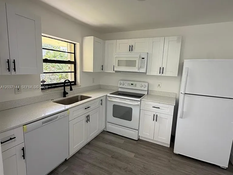 6560 SW 49th St #2 — Photo 3