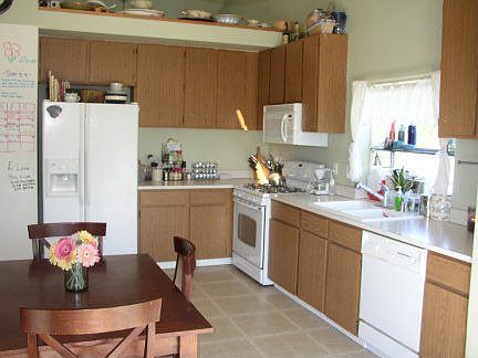 Kitchen w/newer appliances