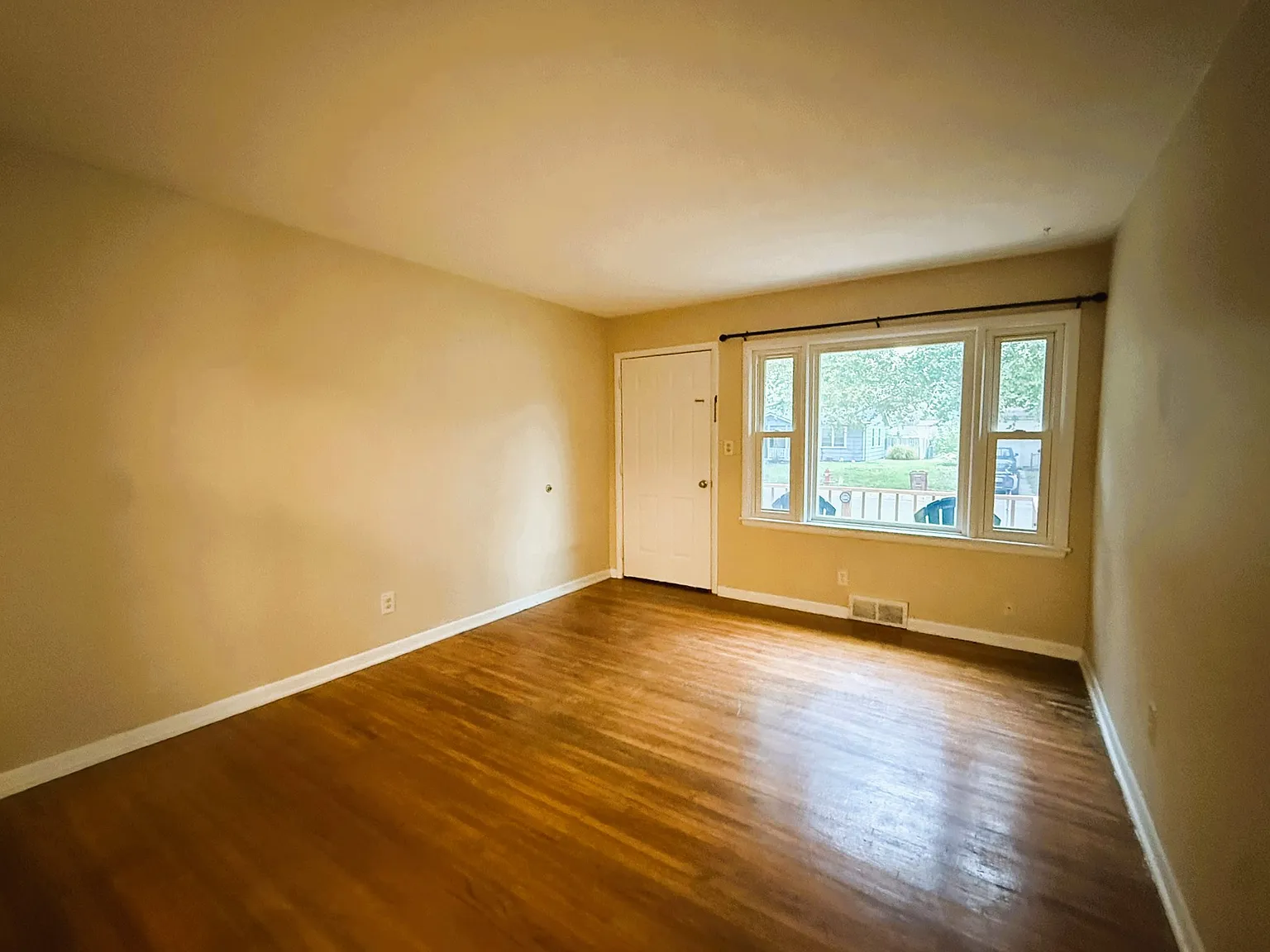 3 bed, 864 sqft, $1,150 — Photo 2