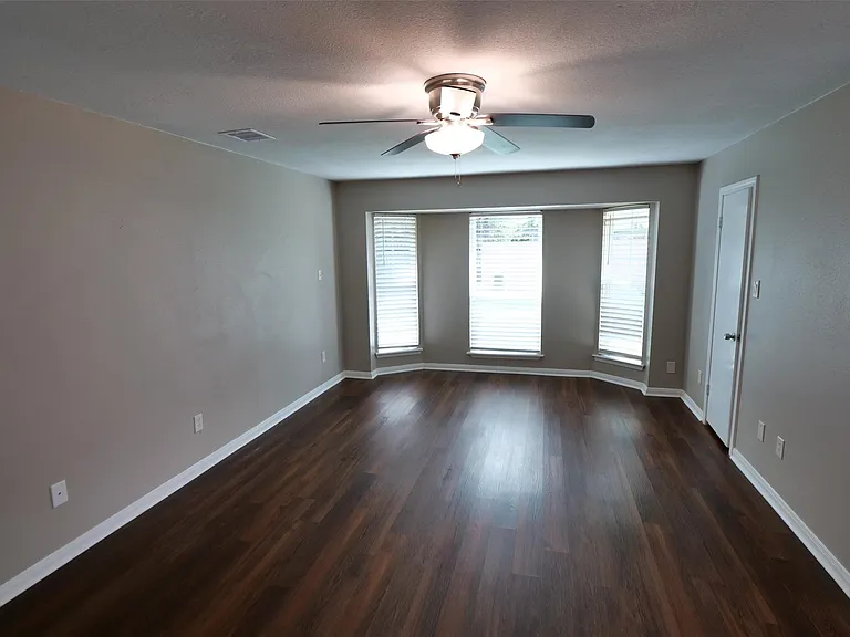 915 Comstock Springs Dr — Photo 9