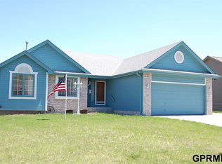 701 Castle Pine Dr, Papillion, NE 68133
