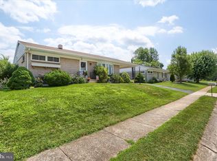 1221 Fairlane Dr, York, PA 17404