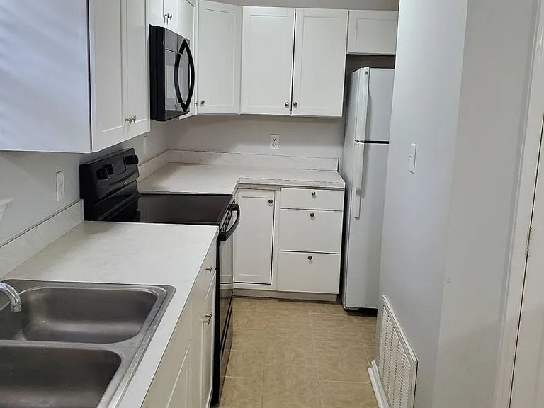 104 Holcomb St — Photo 5