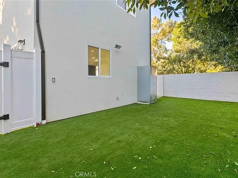 6846 Cedros Ave — Photo 27