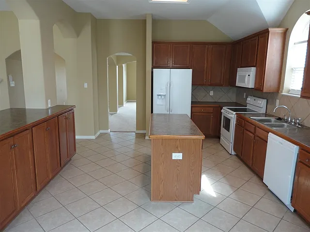 4 bed, 2.0 bath, 2269 sqft, $2,665 — Photo 2