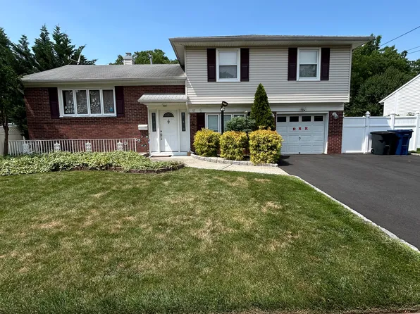 12 Runnymede Rd, Clark, NJ 07066