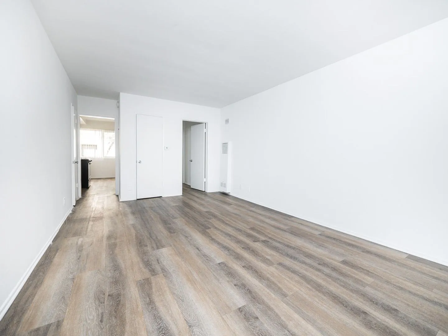443 S. Alexandria Ave — Photo 2