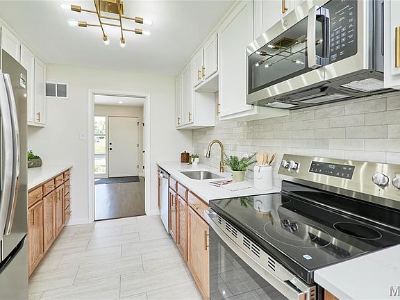 3rd image of 923 Swarthmore Ln