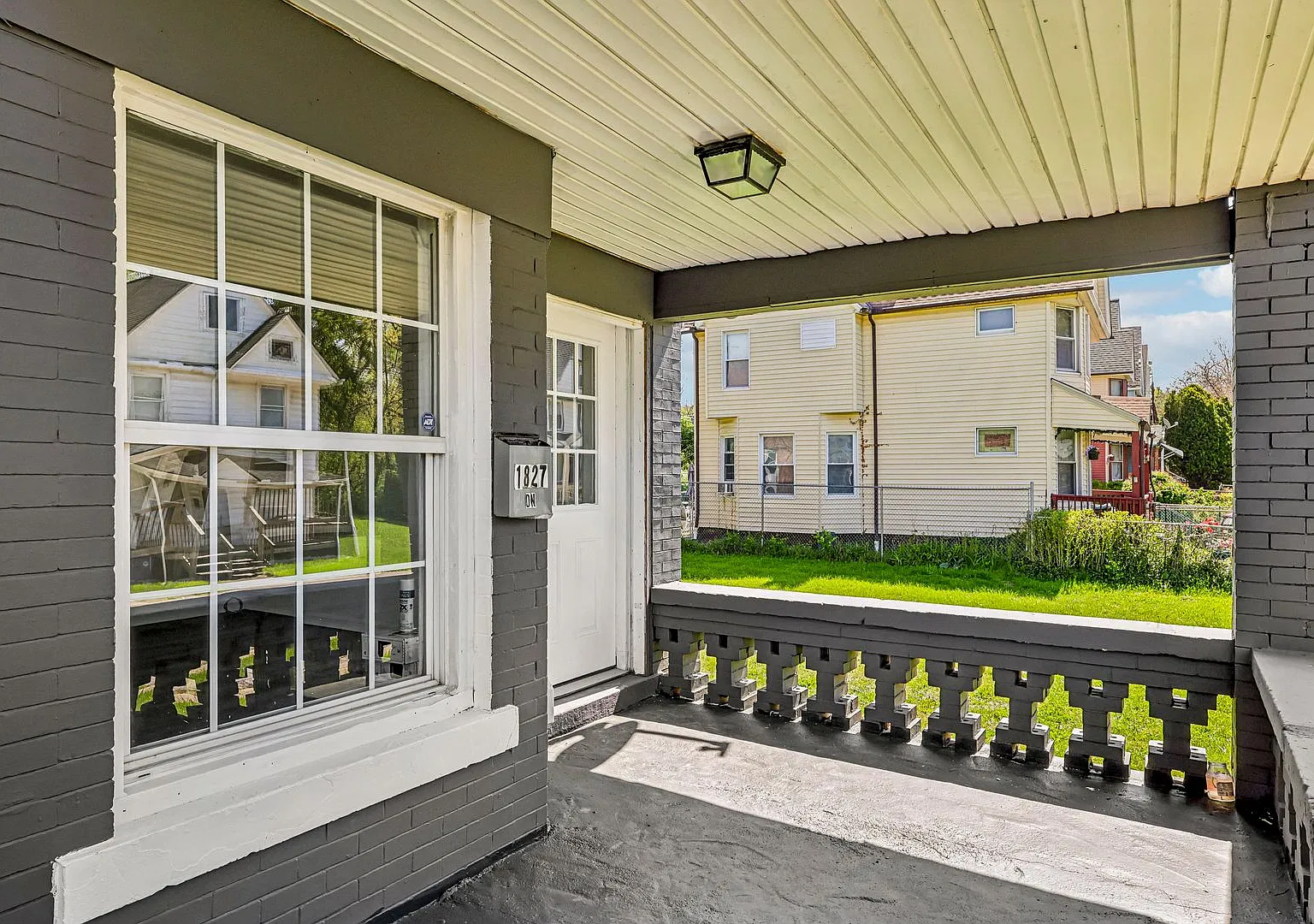 Charming 4-Bedroom Unit in Prime Location — Photo 4