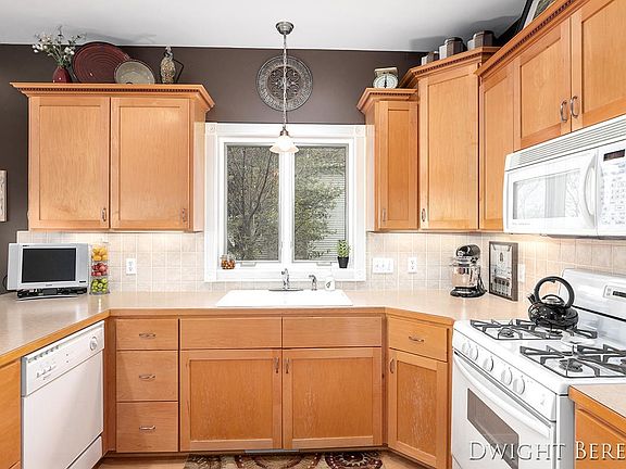 4th image of 980 River Rock Dr NE