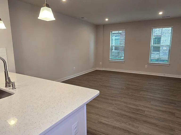 2542A Verona Pl — Photo 6