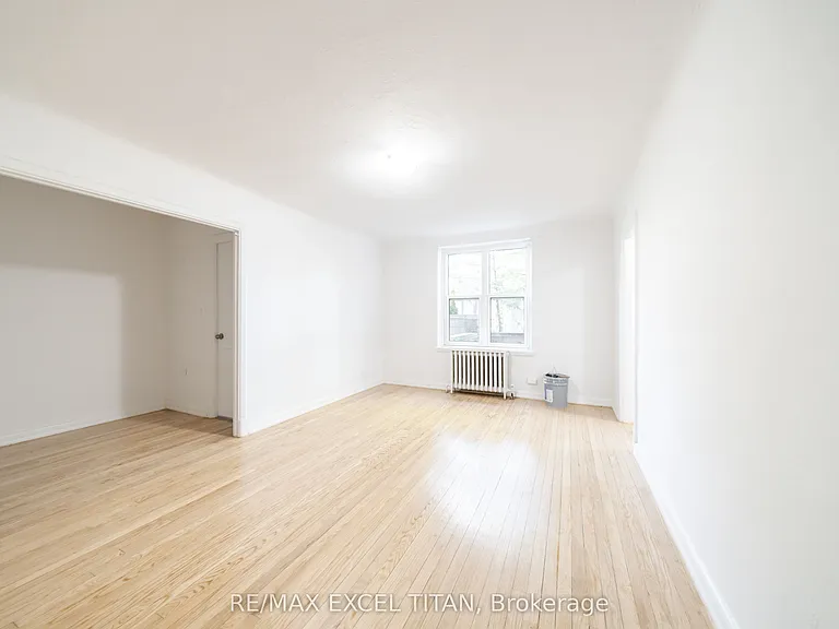 8 Mallory Gdns #4 — Photo 2