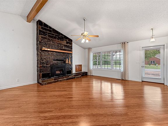 5th image of 10 Crosshill Dr