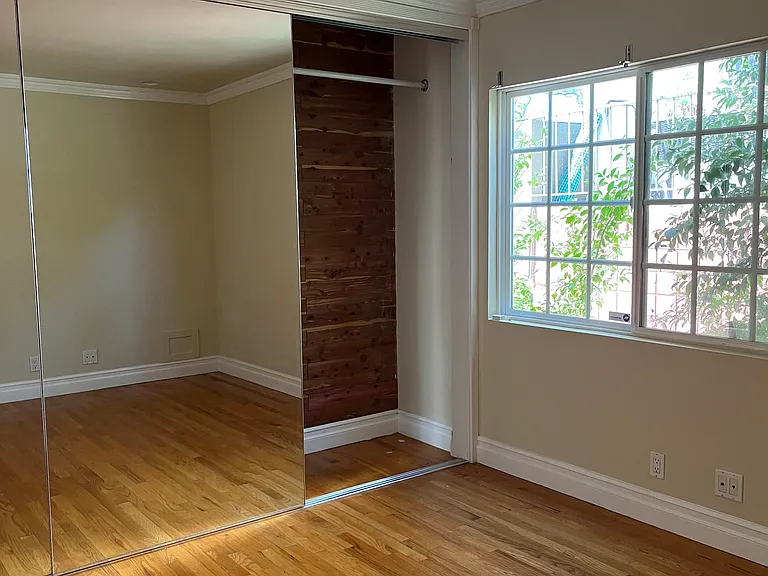 TRIPLE MIRROR CLOSET: HANGING