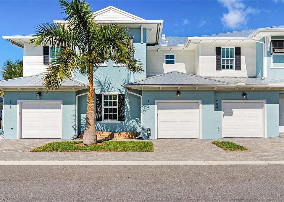 1st Floor Unit with 1 car garage, private lanai area.