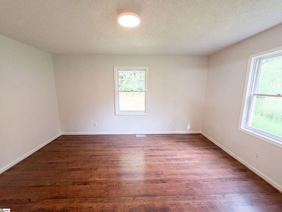 4th image of 106 Hilltop Rd