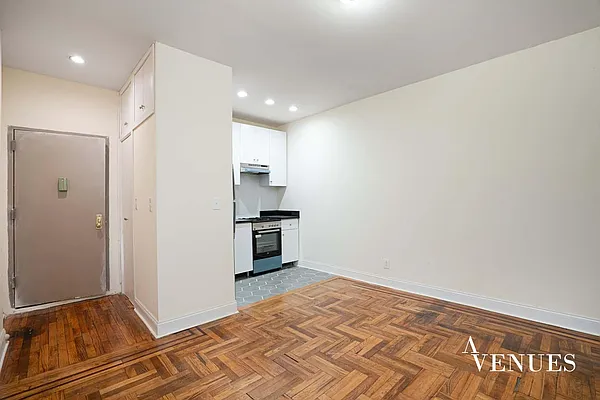 Rented by Avenues Real Estate | media 18