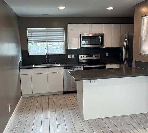 chef's delight. Large sink. All appiances including dishwasher. 
Nice large island!