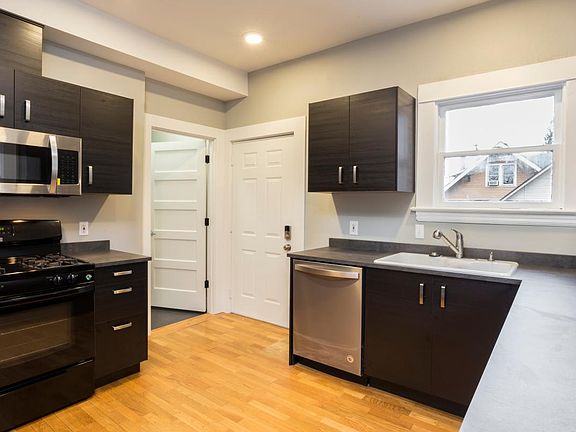 Kitchen: brand new!
