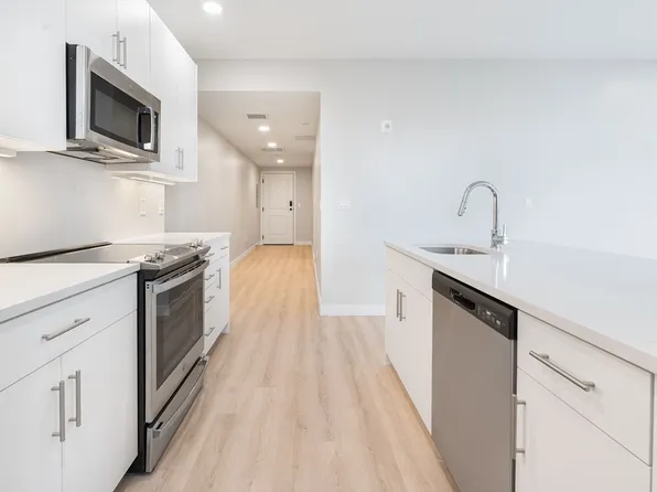 157 Chestnut St #203, Chelsea, MA 02150