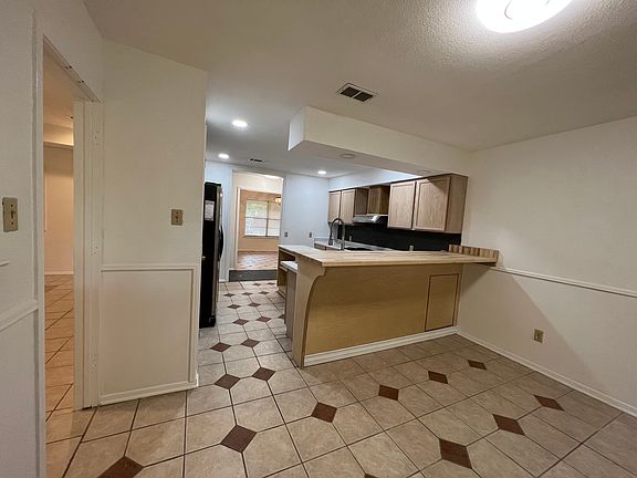 5th image of 1915 Longmeadow Dr