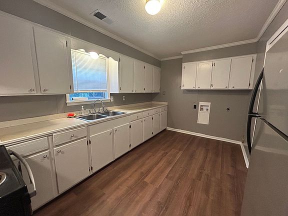 5th image of 307 Pinewood St