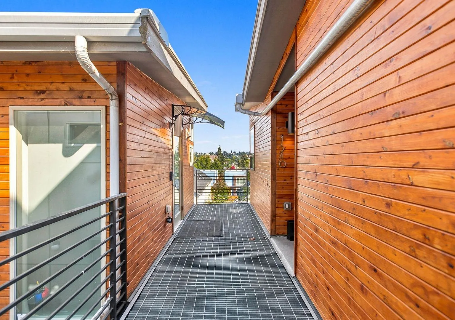 Charming 3 bed 2.5 bath home in Beacon Hill — Photo 2